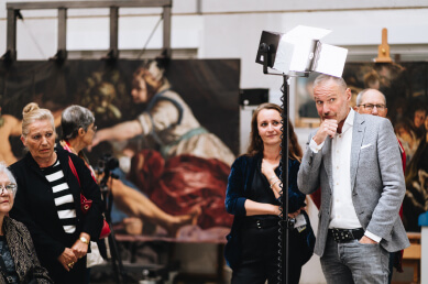 Foto van mensen kijkend naar kunst